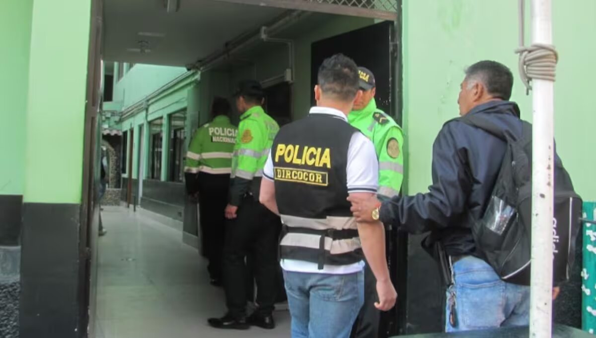 Detienen a un agente policial por ir al hotel con patrullero